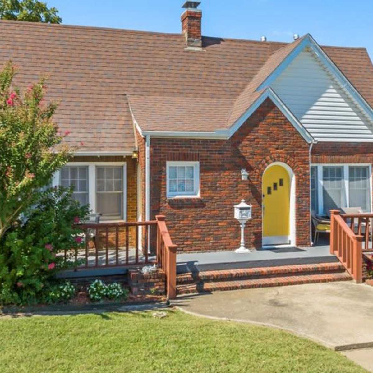 Huge Tulsa Home near Downtown & Hospitals, ALL BILLS PAID with two KING