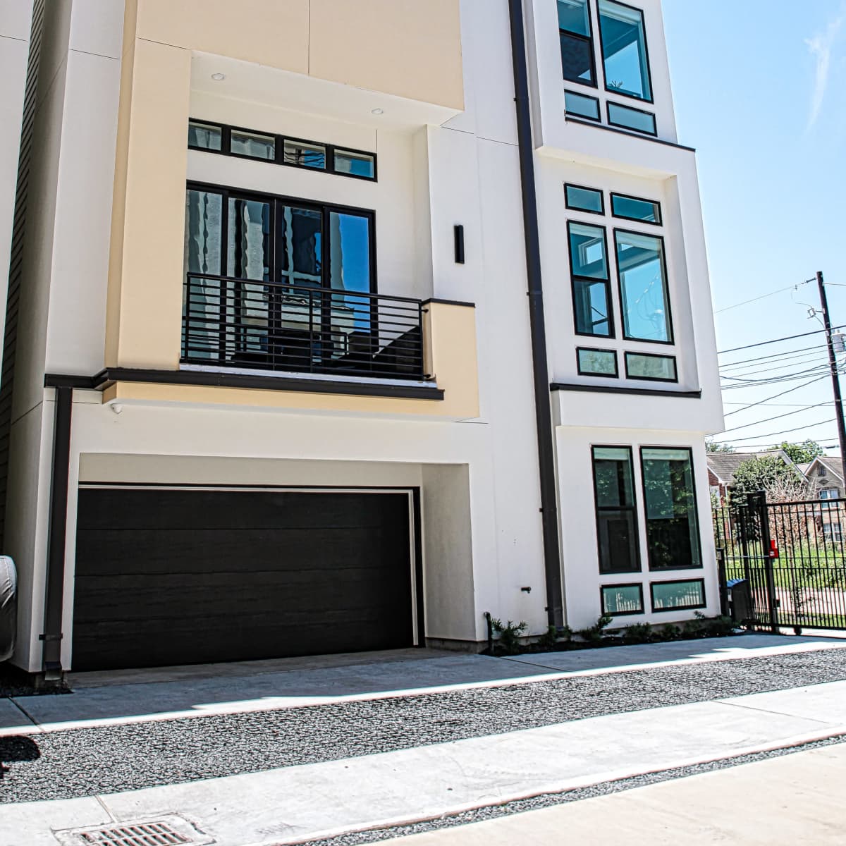 Spacious Midtown 3BR, 2 King/3.5BTH/Fast WIFI/ Rooftop View in Houston Image in Greater Third Ward, Houston, TX