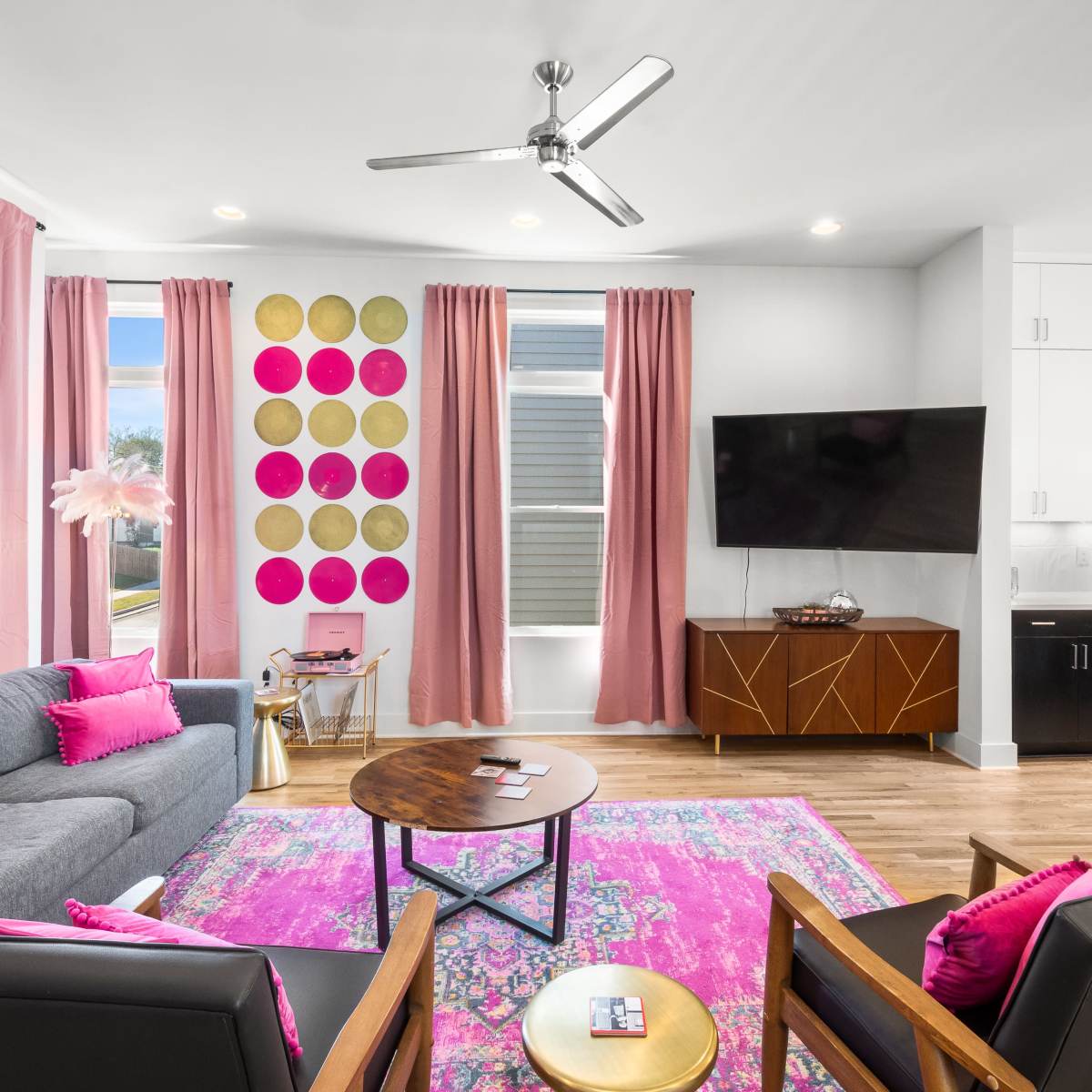 Ultimate Bach 10min to DT, Insta Walls Every Room in Nashville Image in Hadley/Washington, Nashville, TN