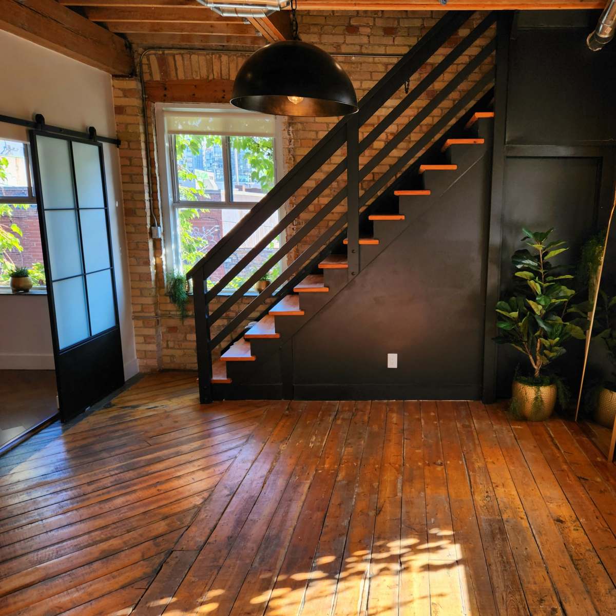 Loft Space with Full Kitchen, Exposed Brick, Wooden Floor with Photo Backdrop, Sound system in Toronto Image in Trinity-Bellwoods, Toronto, ON