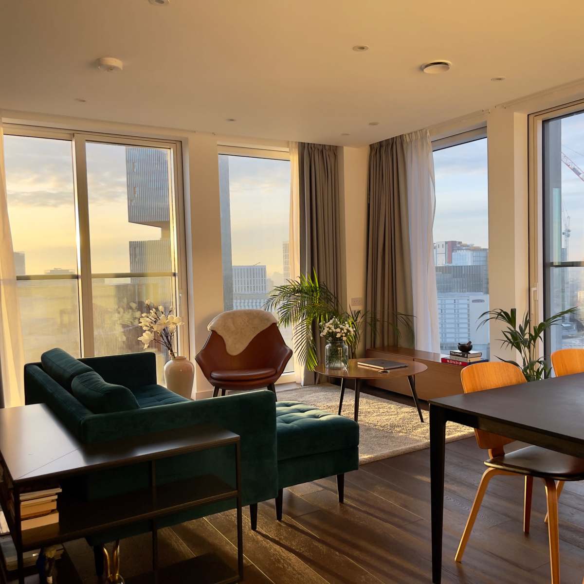 Natural Sun Light Skyline City View Cozy Modern Apartment, London ...