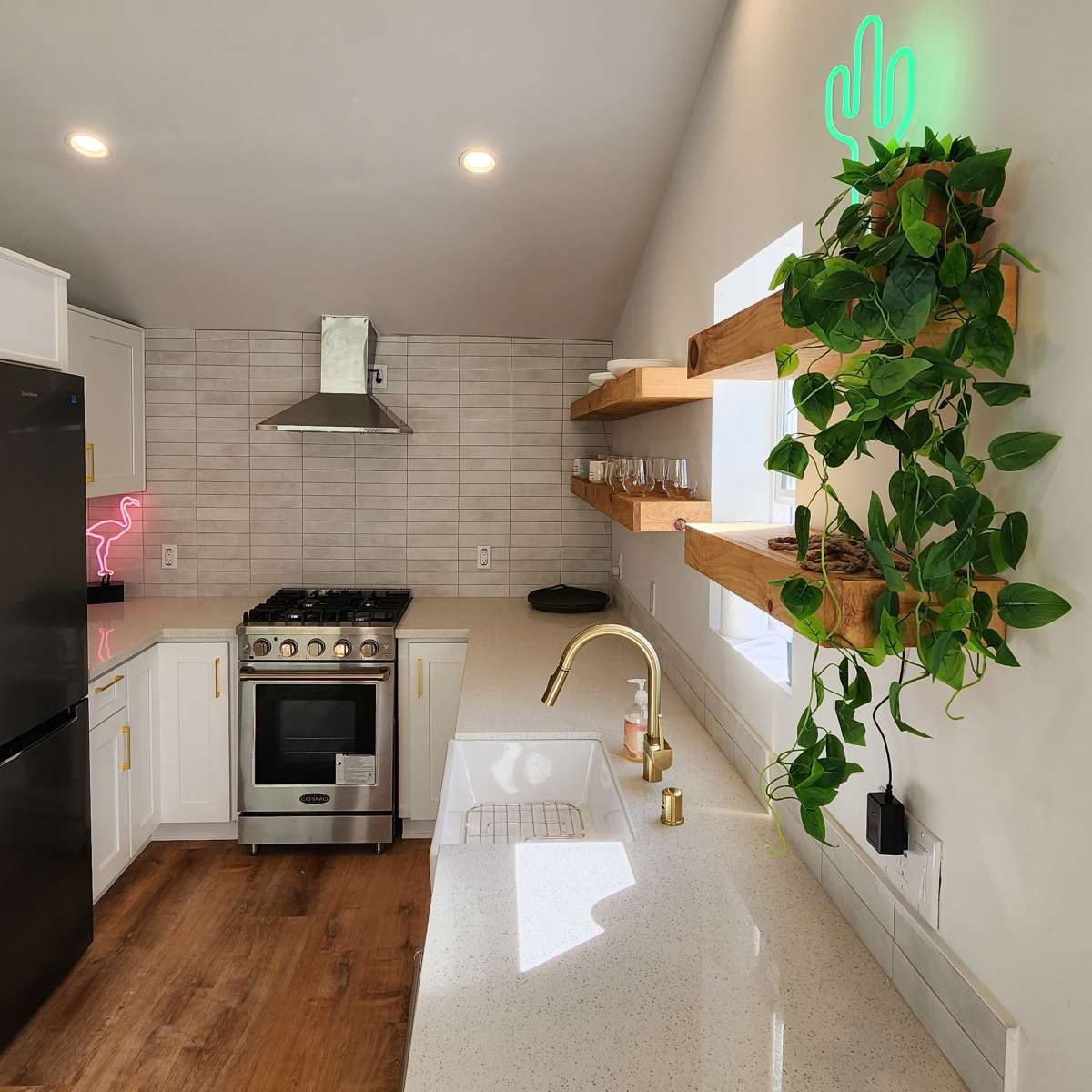 Studio + Garden For Your Production!, Van Nuys, CA Production Peerspace