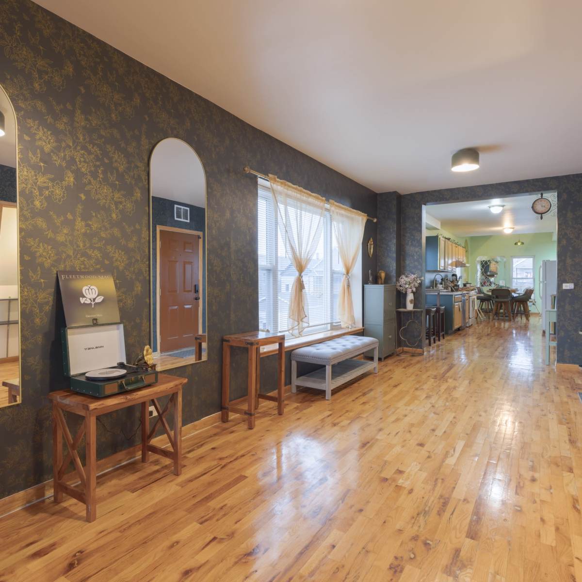LUXE Vintage Green Loft - 10min to Downtown, Movie Rm, Student & Family-Friendly in Chicago Image in Canaryville, Chicago, IL