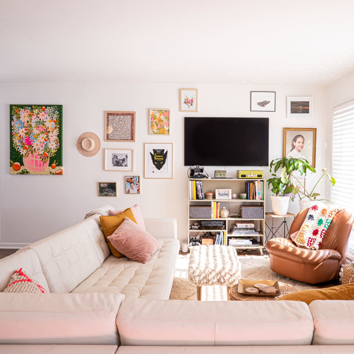 Bright and Kitschy Mid-Century Modern Bungalow in Cozy Neighborhood in LENEXA Image in Lenexa Hills East, LENEXA, KS