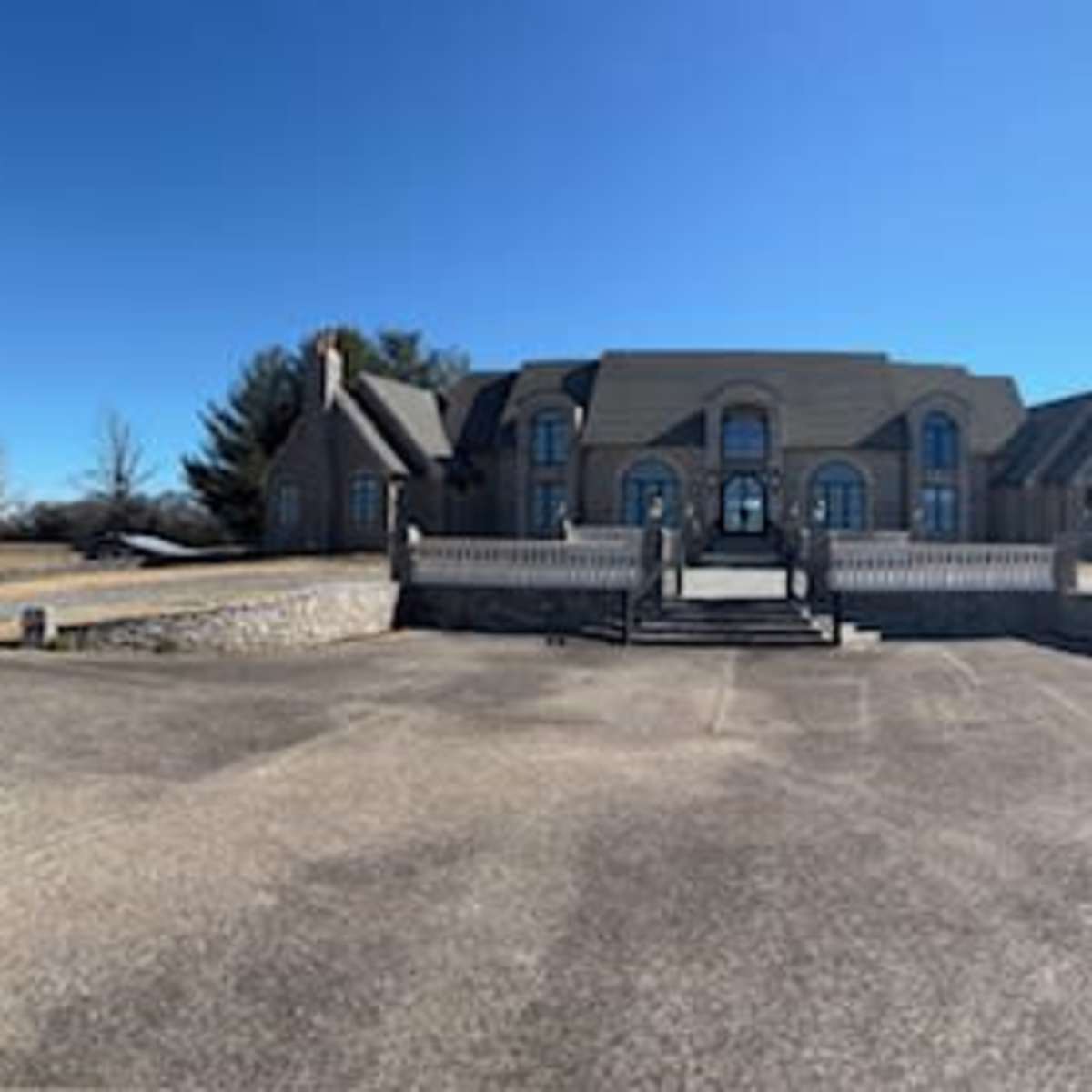 Newly renovated stone manor on 17 acres in Gallatin Image in , Gallatin, TN