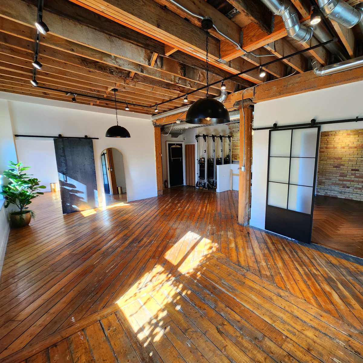 Loft Space with Full Kitchen, Exposed Brick, Wooden Floor with Photo Backdrop, Sound system in Toronto Image in Trinity-Bellwoods, Toronto, ON