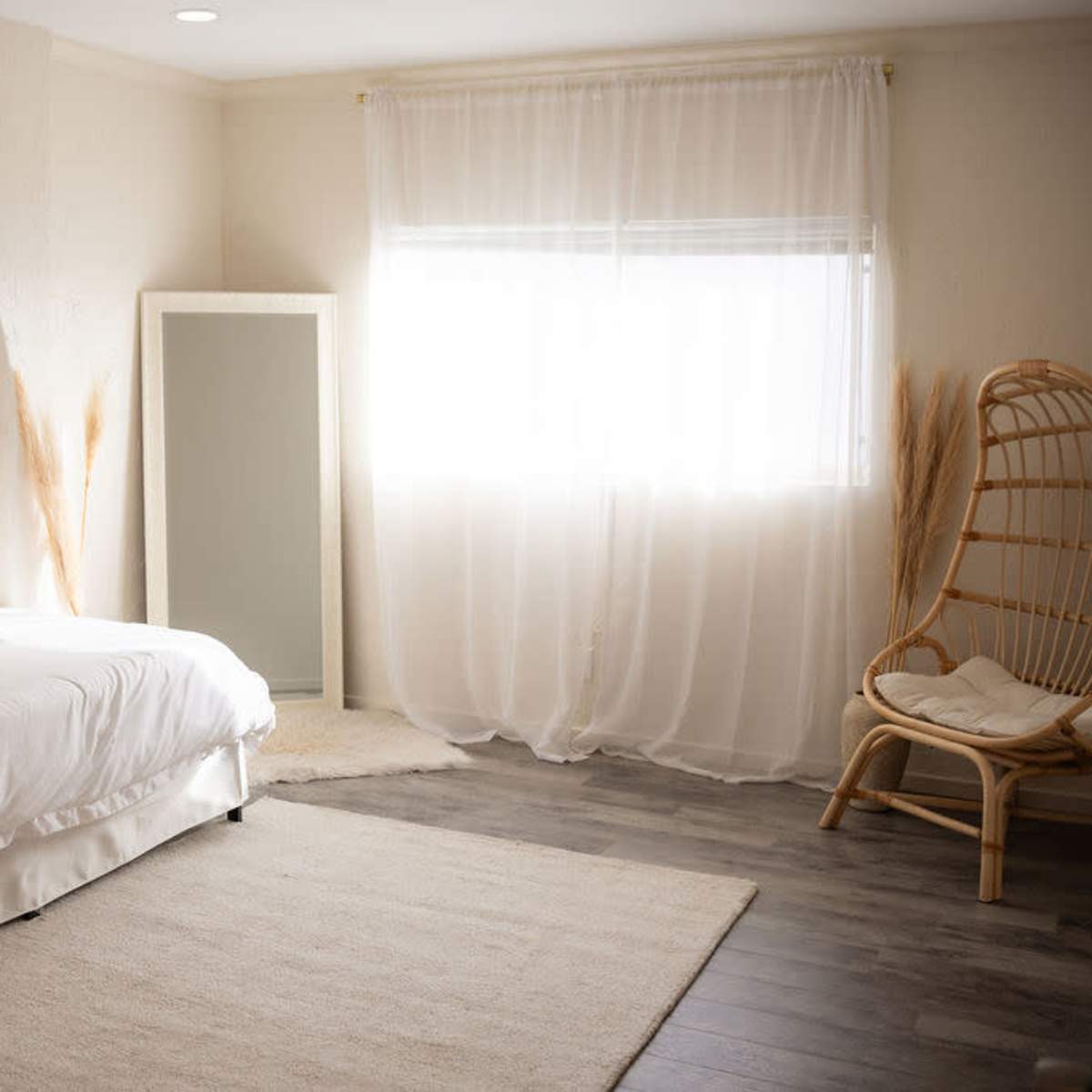 2 Neutral & Bold Natural Light Photo Studios in Huntington Beach Image in Oak View, Huntington Beach, CA