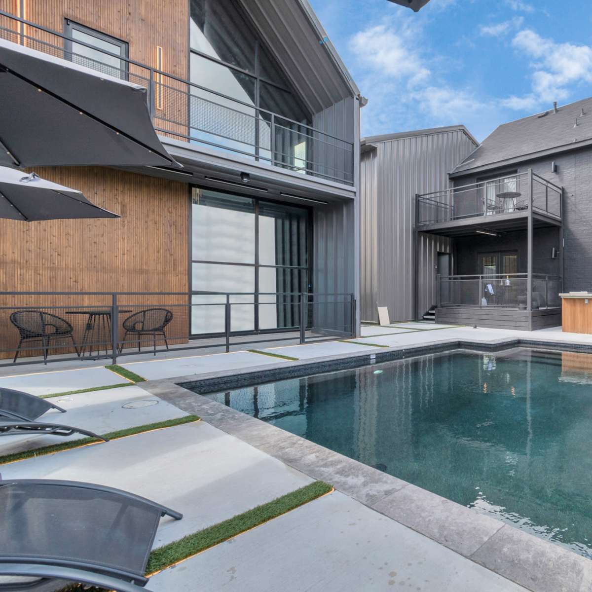 Downtown Private Oasis with Luxurious Spacious Loft in Houston Image in Greater Third Ward, Houston, TX