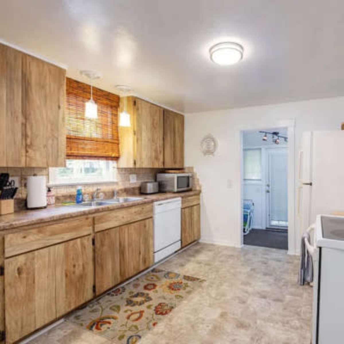 Old Florida Bungalow Cottage, Tropical Courtyard & Hot Tub in Largo Image in Largo, Largo, FL