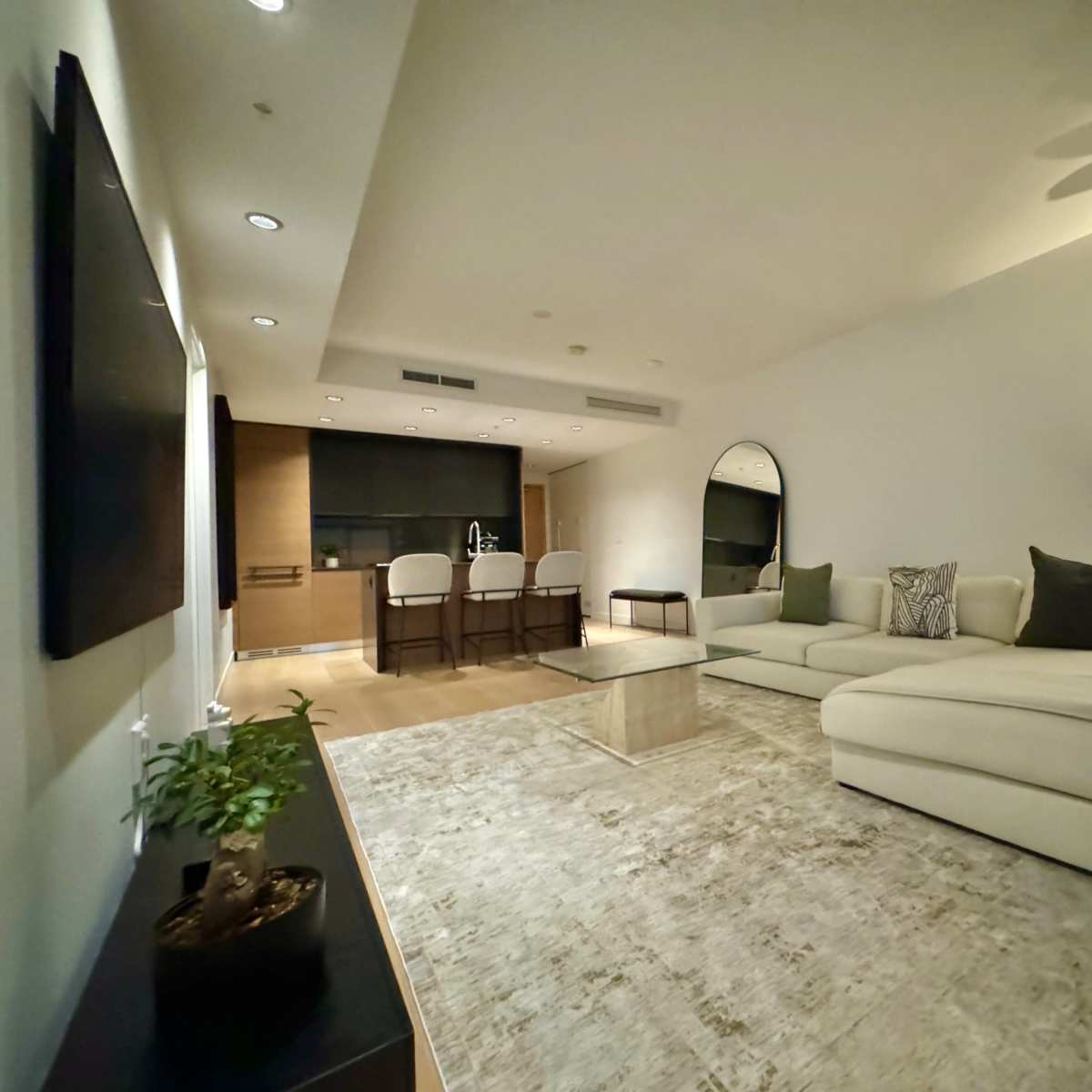 Stunning 1-Bedroom on 40th Floor with Breathtaking Mountain & City Views in the Heart of Yaletown in Vancouver Image in Central Vancouver, Vancouver, BC