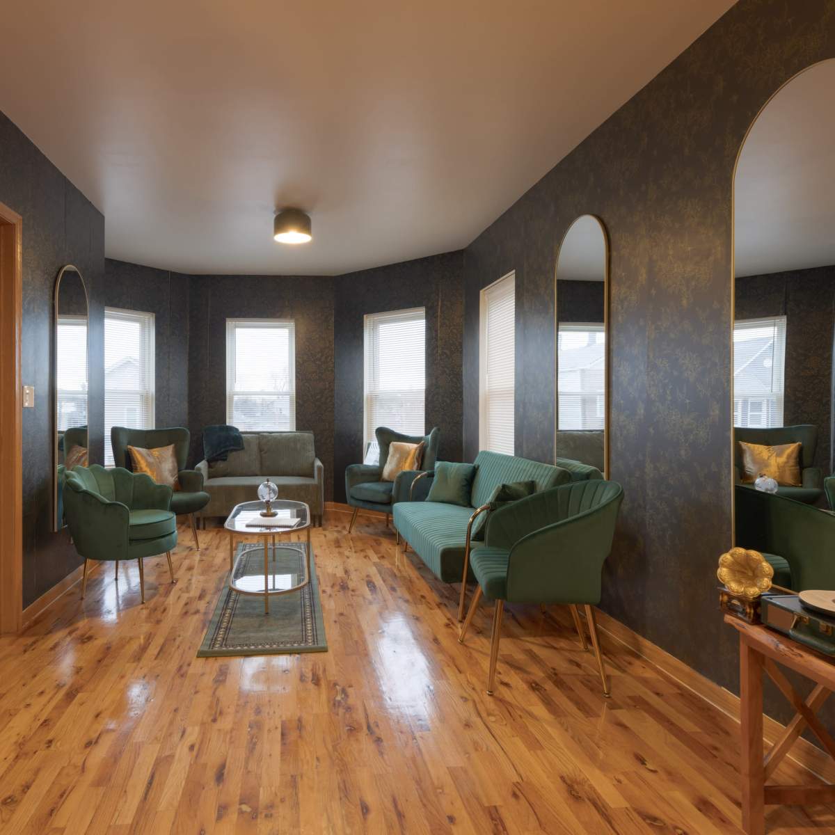 LUXE Vintage Green Loft - 10min to Downtown, Movie Rm, Student & Family-Friendly in Chicago Image in Canaryville, Chicago, IL