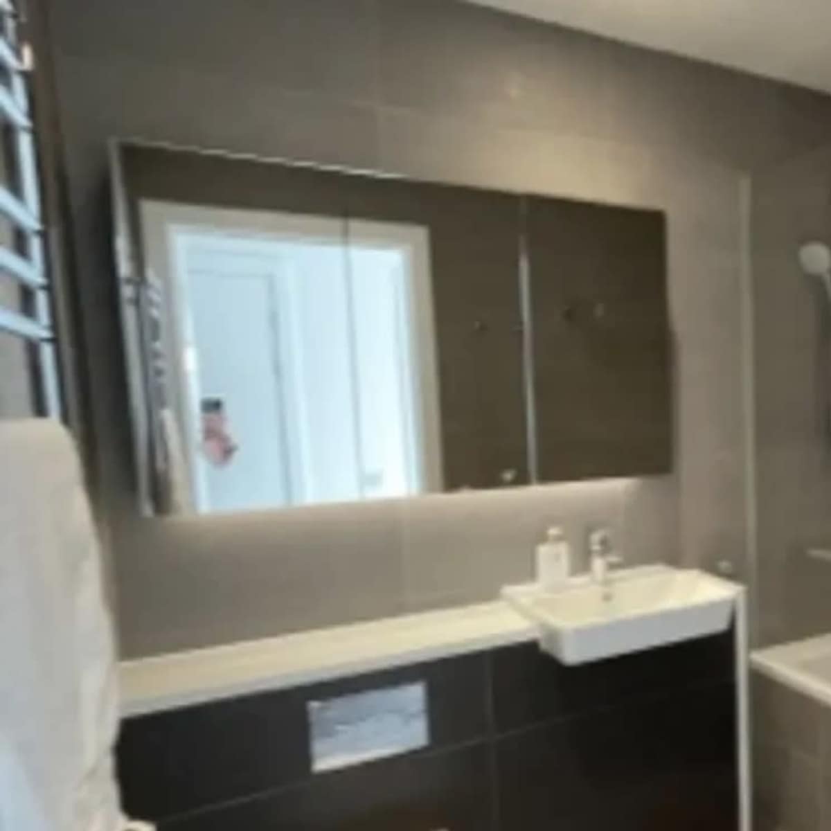 Natural Sun Light Skyline City View Cozy Modern Apartment in London Image in East Village, London, ENG