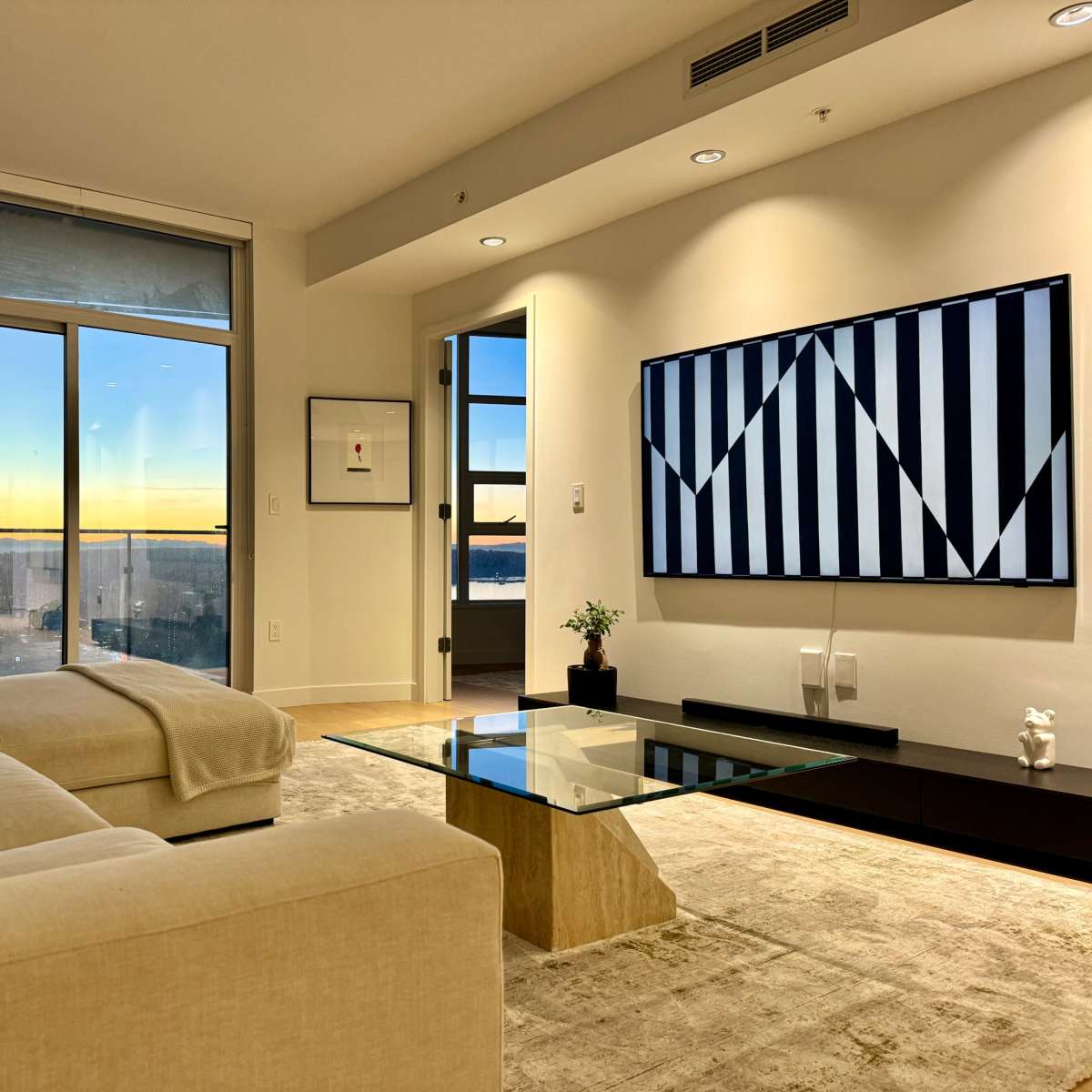 Stunning 1-Bedroom on 40th Floor with Breathtaking Mountain & City Views in the Heart of Yaletown in Vancouver Image in Central Vancouver, Vancouver, BC