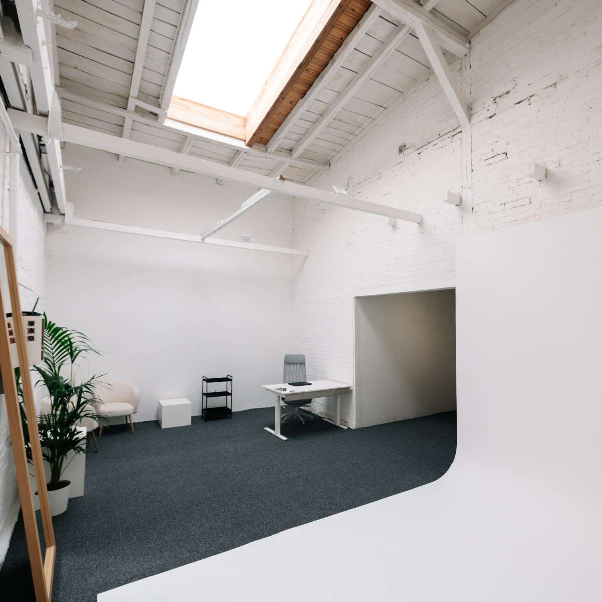 A creative room with excellent natural lighting from above, perfect for photo shoots and creative filming! in Berlin Image in Oberschöneweide, Berlin, 