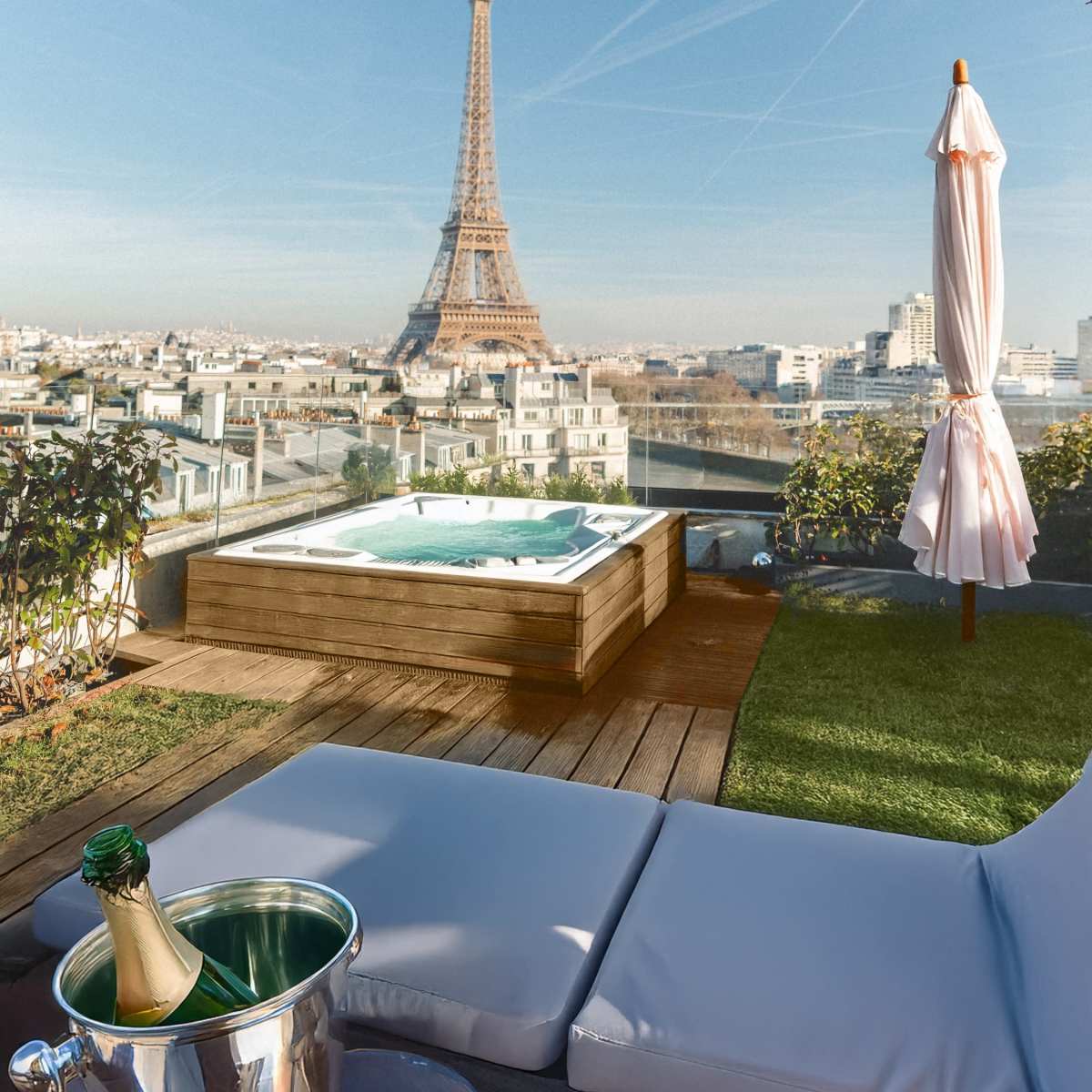 Splendide Appartement Rooftop Jacuzzi Vue Tour Eiffel in Paris Image in Passy, Paris, 