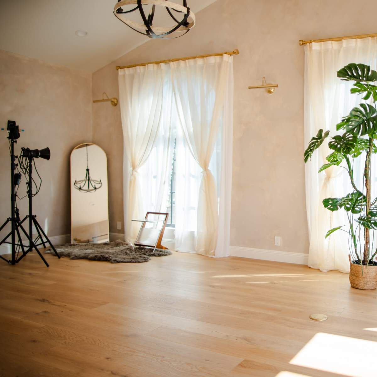 Bayarea High Ceiling Wabi-sabi Style Studio With Huge French Windows ...
