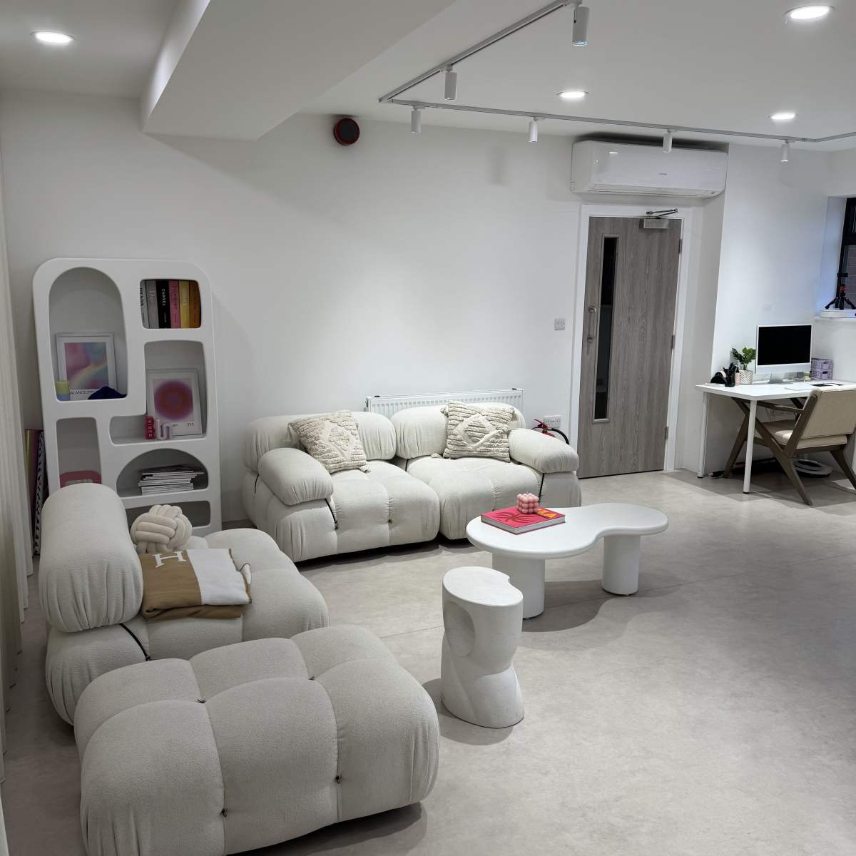 Trendy Aesthetic Decorated Studio with Adjustable Lighting Rails in London Image in Loughton Civil Parish, London, ENG