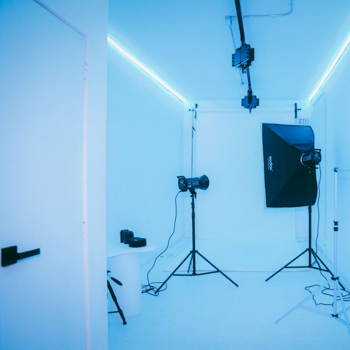 *AFFORDABLE*$40/HR* Photography Studio that comes w/ Colour Changing ...