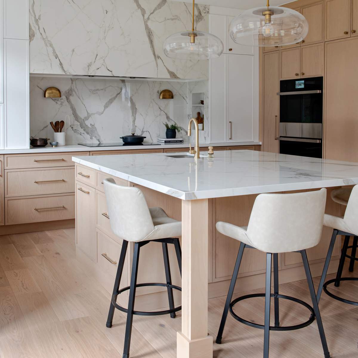 Luxury designer kitchen available for photoshoots and film in the GTA in Holland Landing Image in East Gwillimbury, Holland Landing, ON