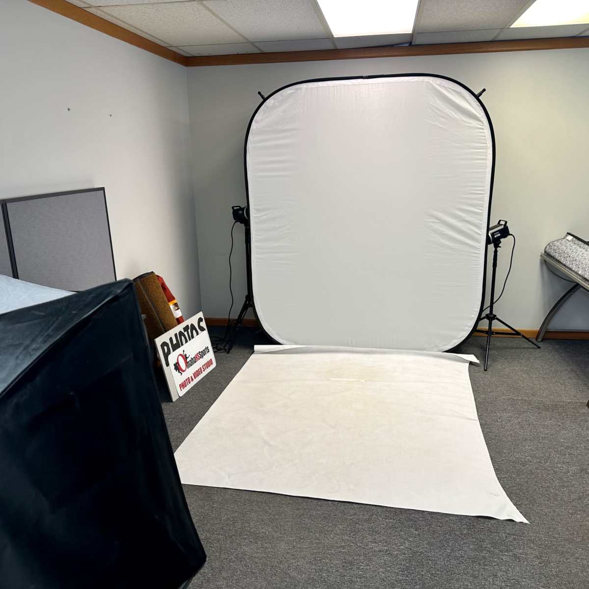 Versatile Mini Photo Studio Perfect for Photographers and Content Creators Near Omaha Omaha NE Production Peerspace