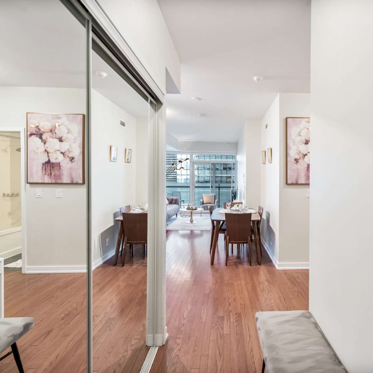 Luxury Suit CN - Lake Views in Toronto Image in Downtown Toronto, Toronto, ON