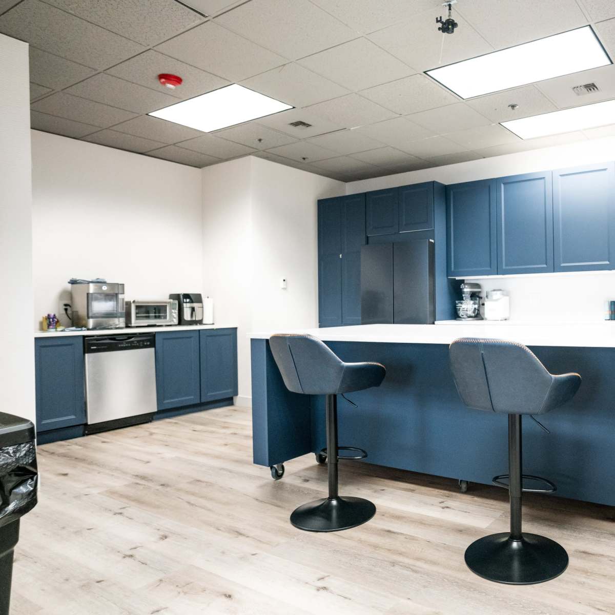 Versatile Common Space Equipped with Filming Capabilities and Stunning ...