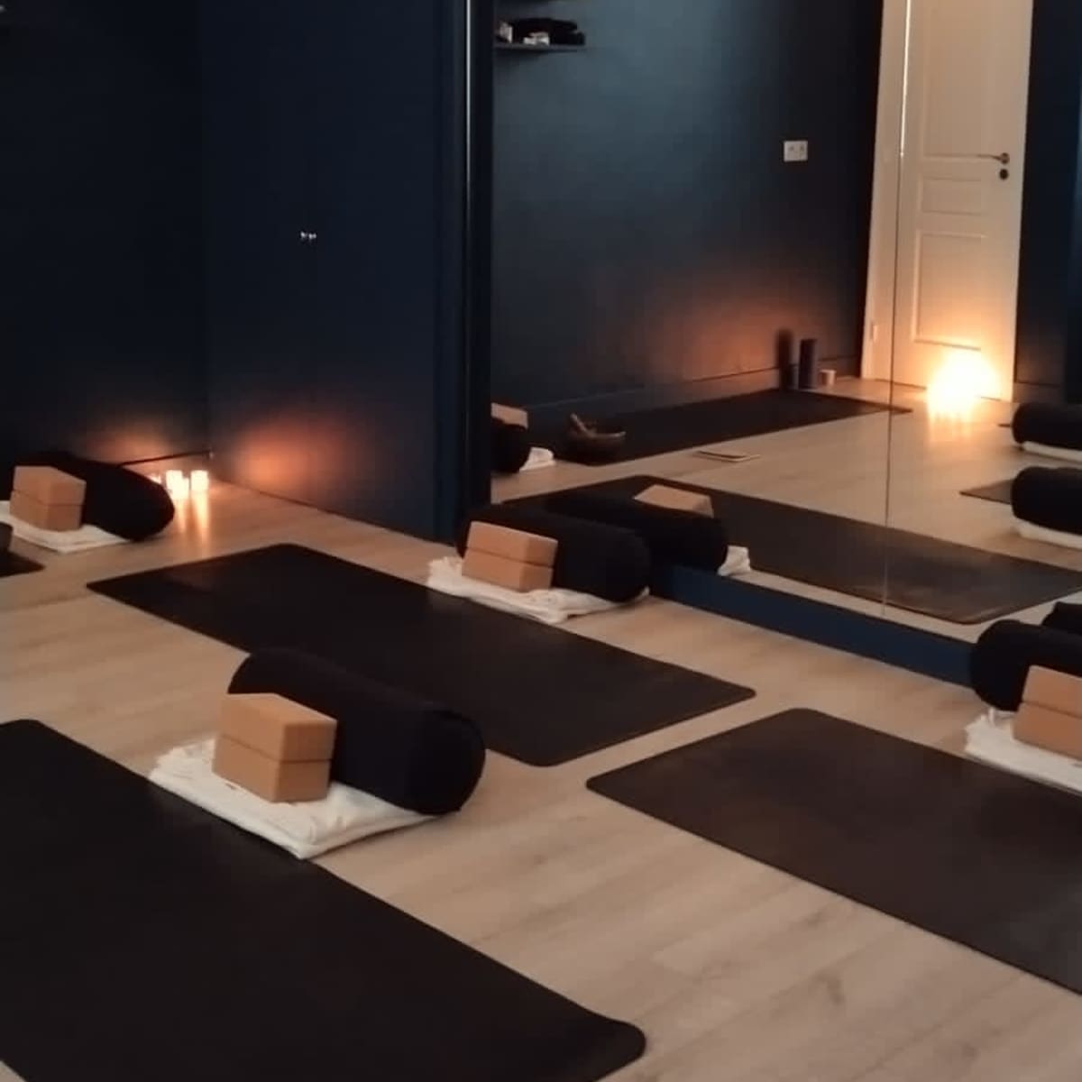 Salle de yoga pour petit groupe dans un studio entouré de verdure in Boulogne-Billancourt, Image in Parchamp–Albert Kahn, Boulogne-Billancourt,, 