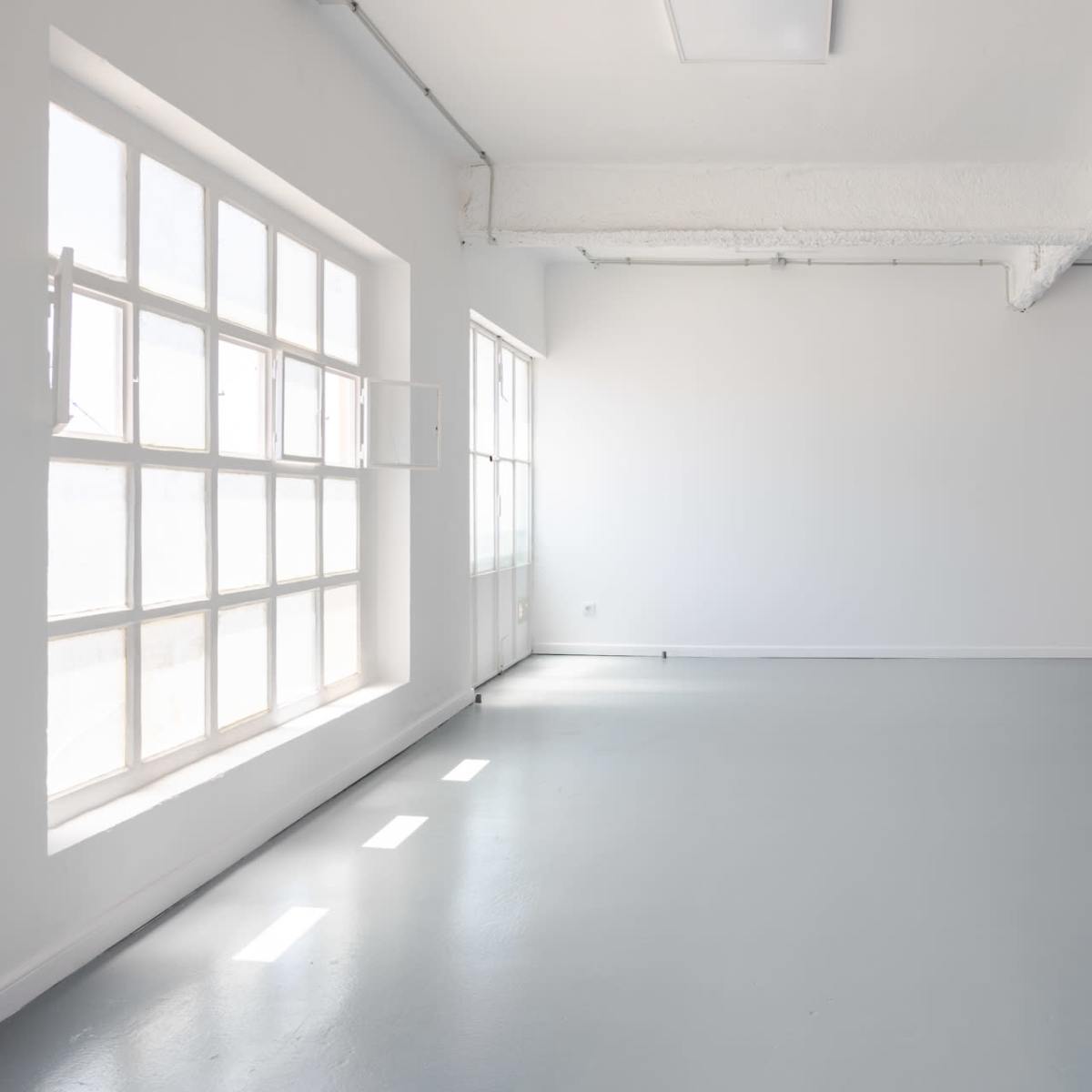 Espacio diáfano con mucha luz natural para foto y vídeo in Cornellà de Llobregat Image in Almeda, Cornellà de Llobregat, B
