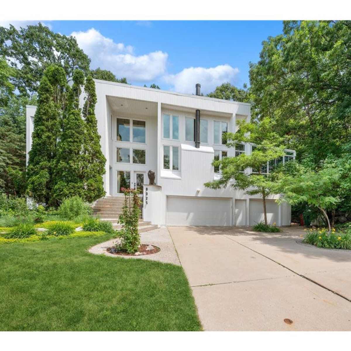 Modern mansion in Bloomington Image in West Bloomington, Bloomington, MN