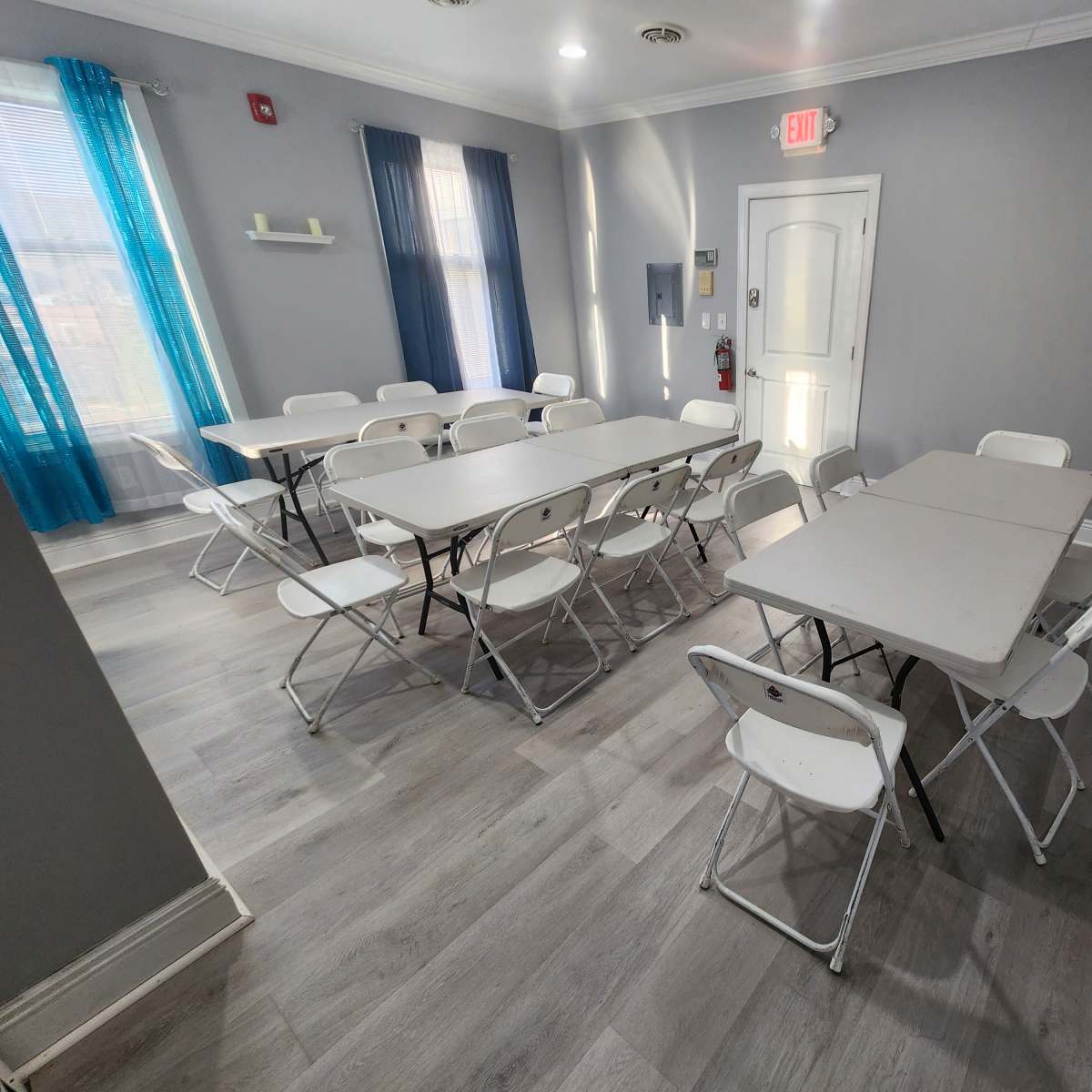 Cozy Studio Space for Photo Shoots, Makeup Artists and Small Events