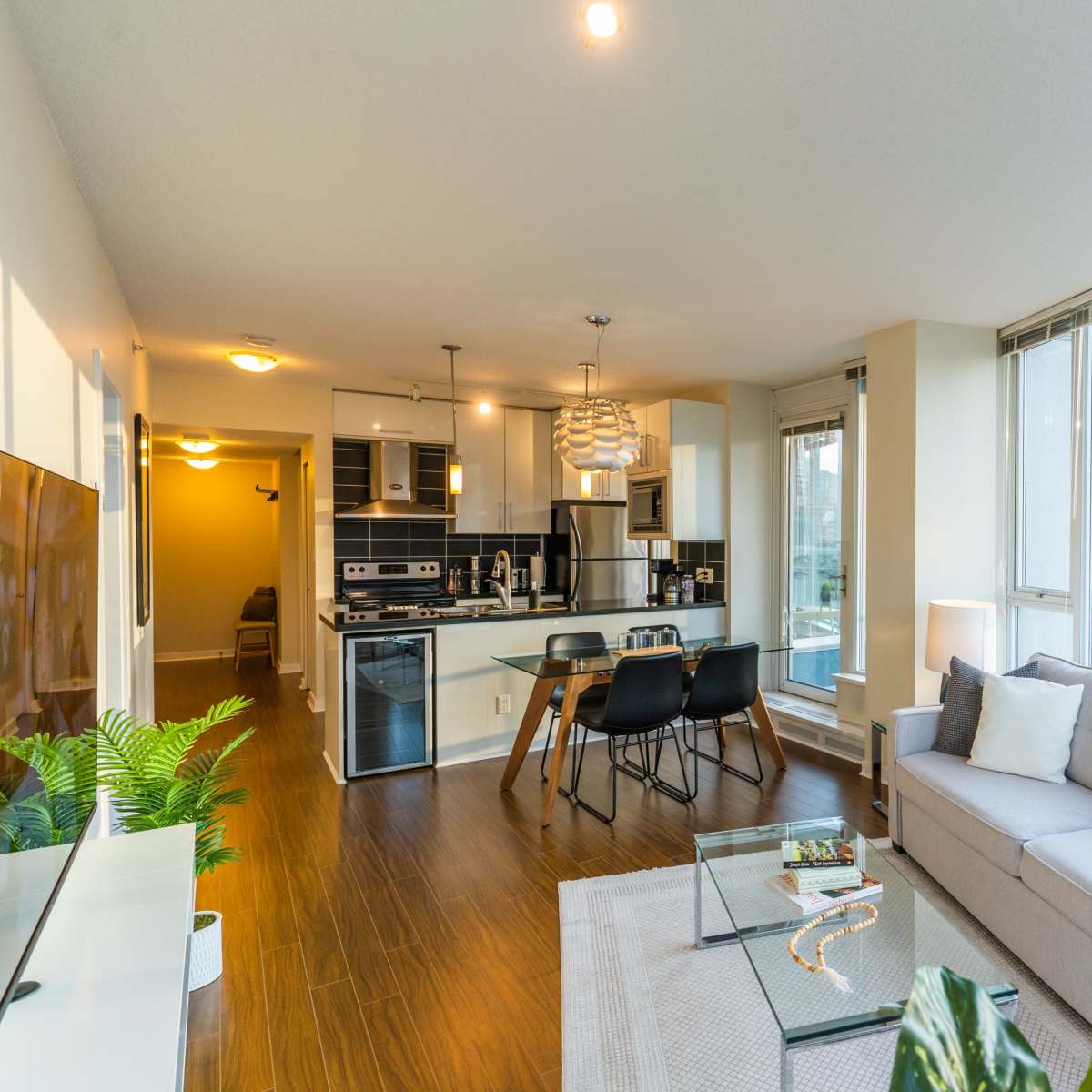 Modern Downtown Apartment with City/Mountain Views, Vancouver | Off ...