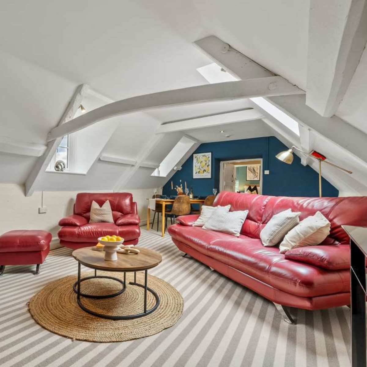 2-BR Cosy & Beautiful Loft in Cotswold w/ Parking - Norcote Loft in Cirencester Image in Lower Norcote, Cirencester, ENG