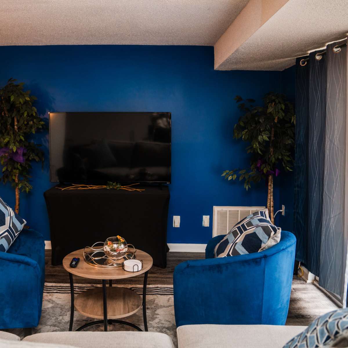 Modern & Stylish Condo | Perfect for Meetings, Productions & Events in Charlotte Image in College Downs, Charlotte, NC