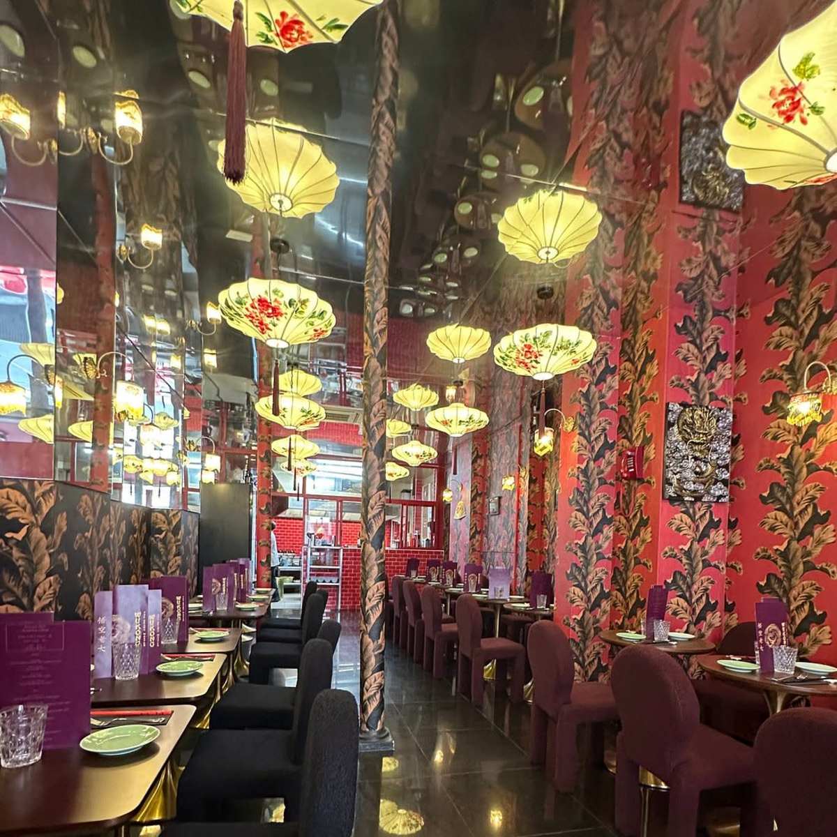Restaurant-Bar ambiance film romantique et mafieu chinois in Paris Image in Porte-Saint-Martin, Paris, 