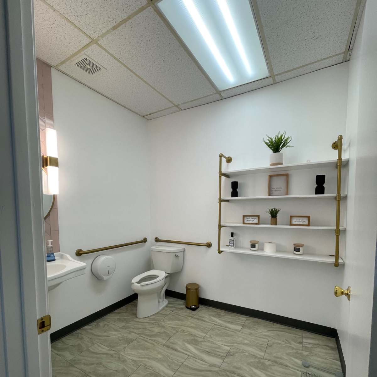 Spacious venue Located just 15 minutes from downtown Houston in Houston Image in Lazybrook / Timbergrove, Houston, TX