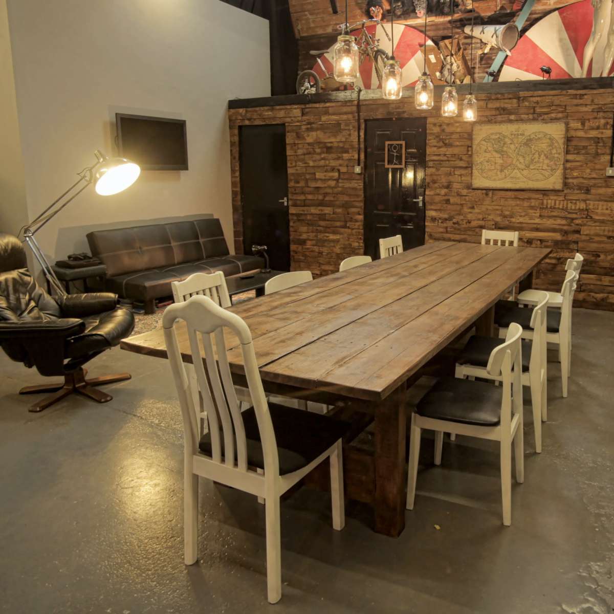 Music Video Studio with set build, blackout, green screen and infinity cove. in Bolton Image in Bolton, Bolton, 