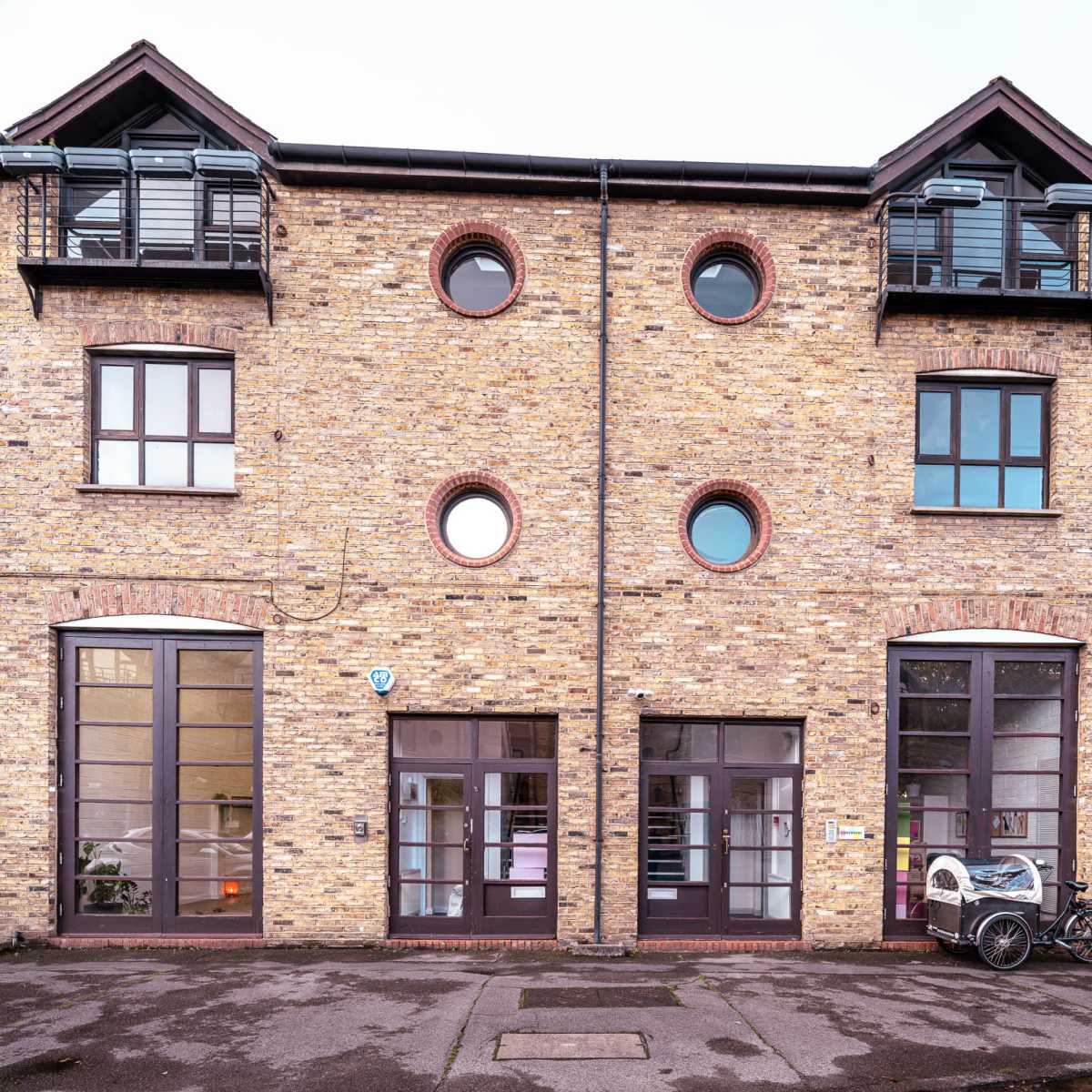 Charming Industrial Studio in Brick Building with Minimalist Interiors in LONDON Image in Lambeth, LONDON, ENG