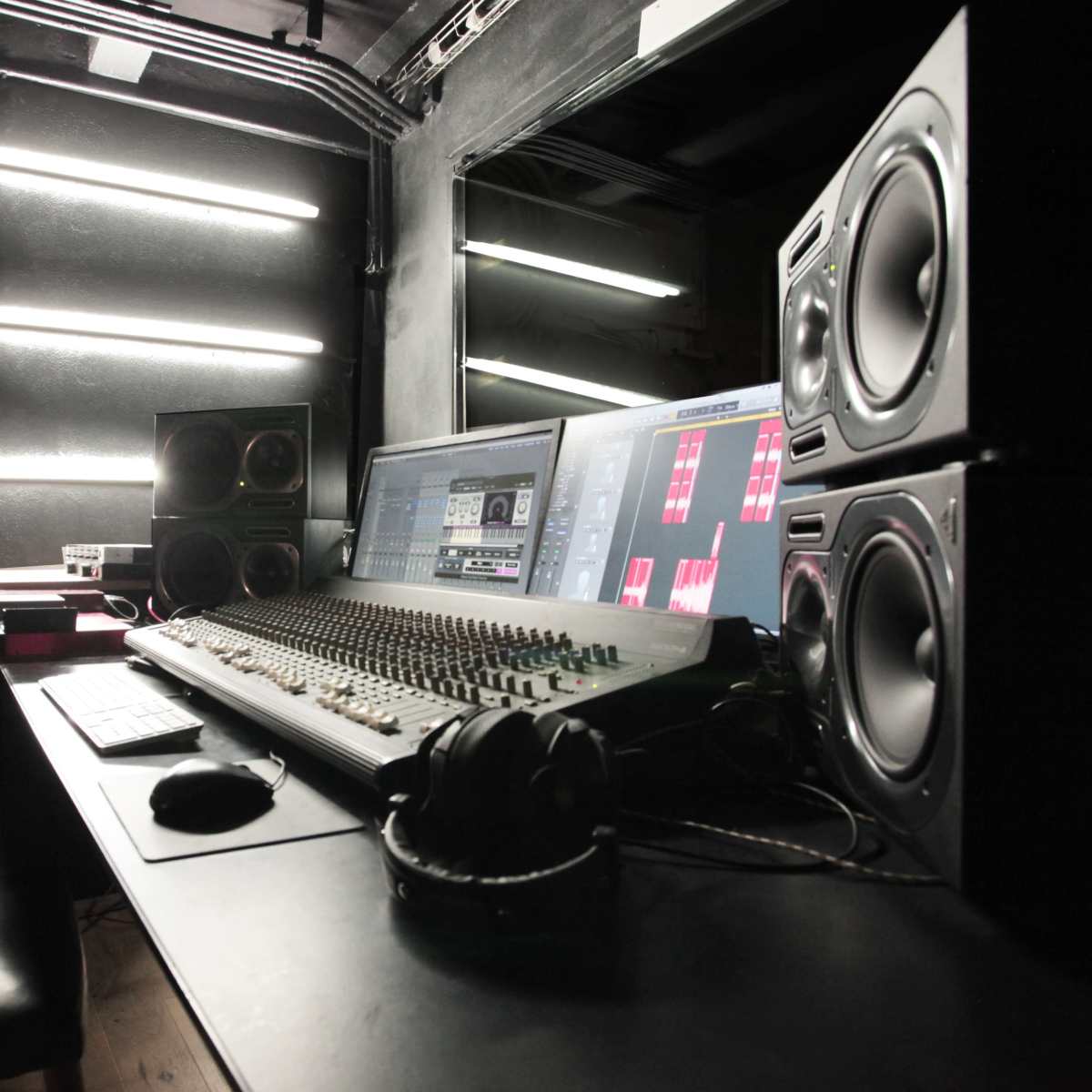 Studio de podcast en studio d'enregistrement et de mixage professionnel - Paris 20 in Paris Image in Ménilmontant, Paris, 