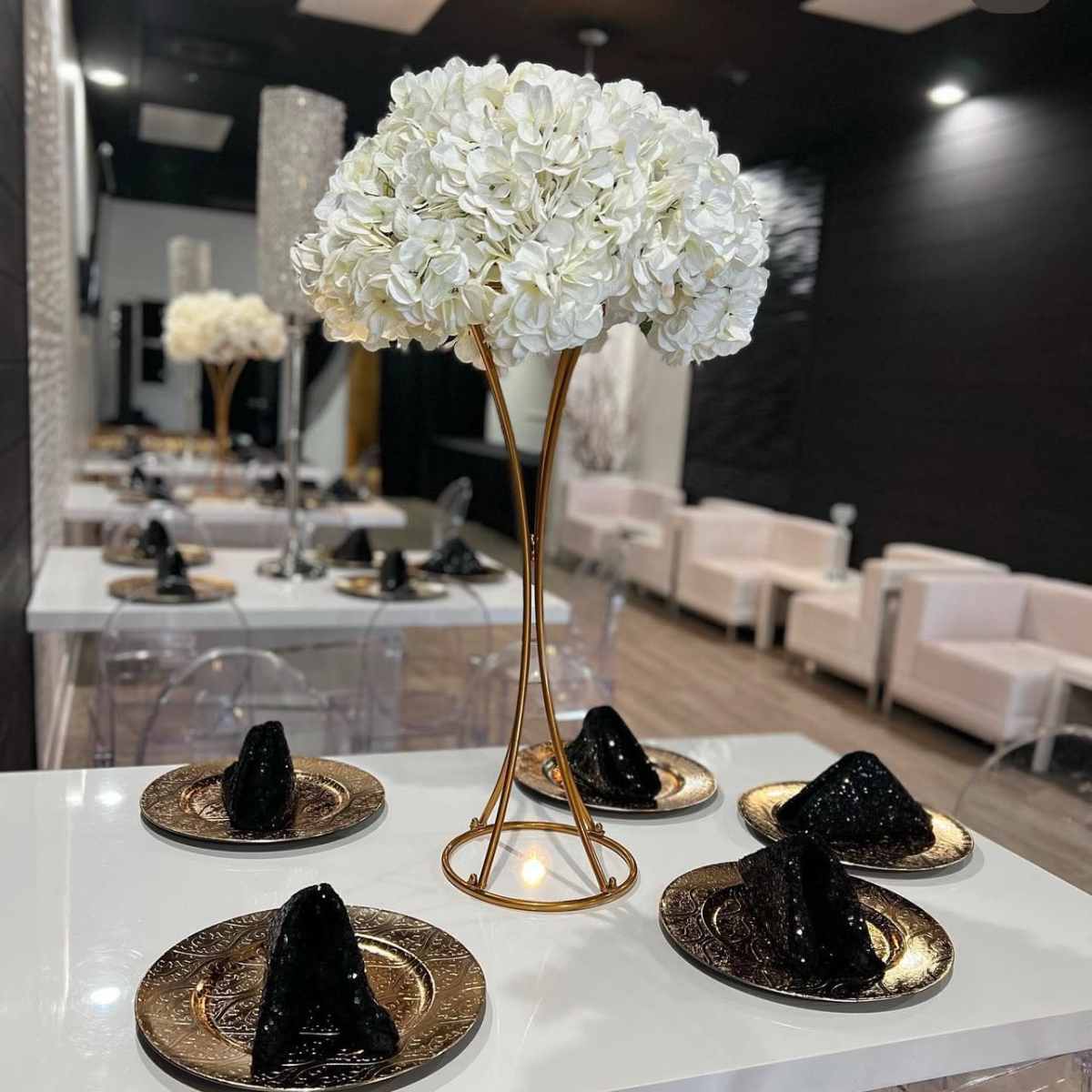 Centrally located Sheek lounge type of vibe in Oak Park Image in Oak Park, Oak Park, MI