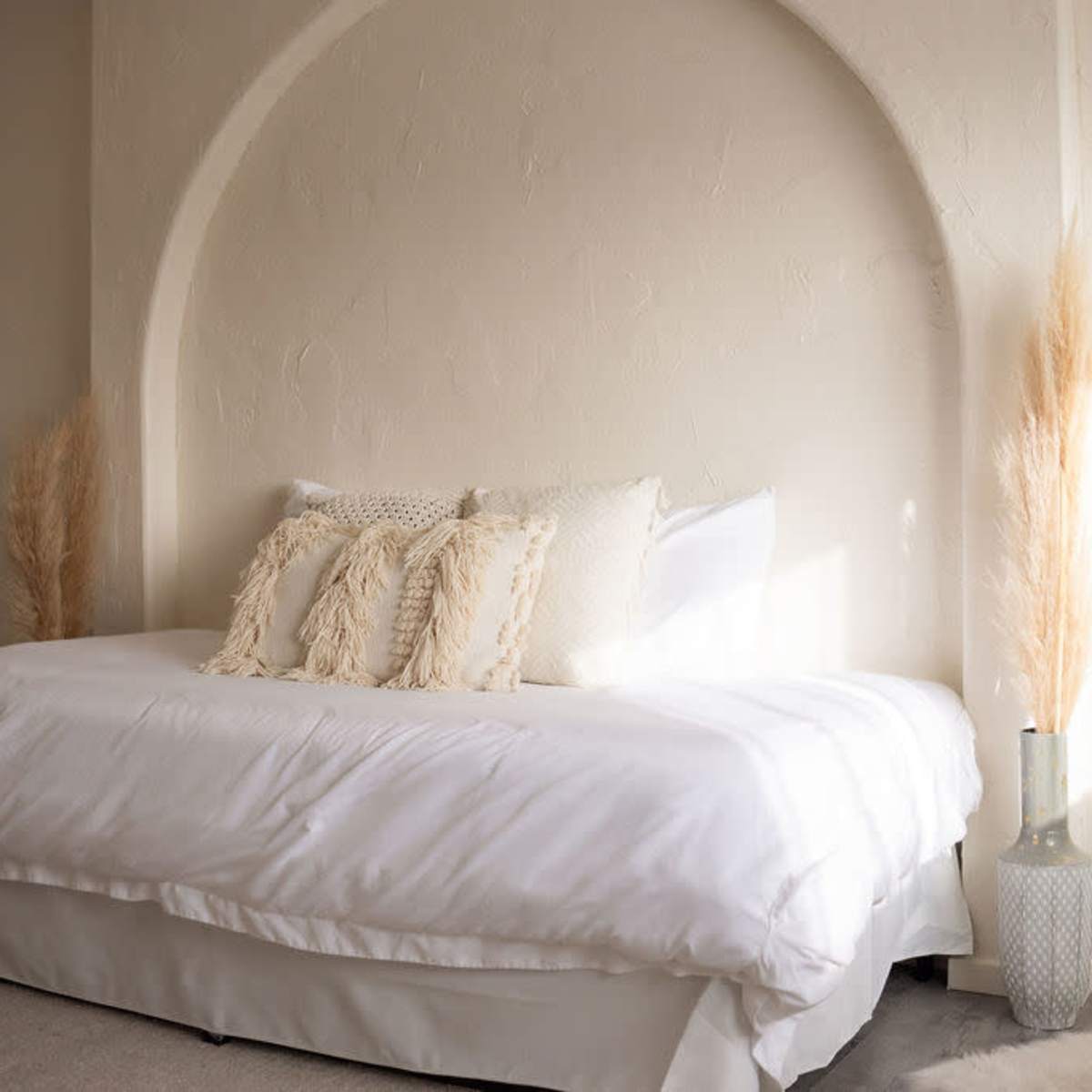 2 Neutral & Bold Natural Light Photo Studios in Huntington Beach Image in Oak View, Huntington Beach, CA