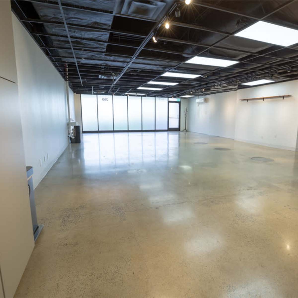 Roomy Studio near Downtown and Airport with Courtyard in Nashville Image in South Nashville, Nashville, TN