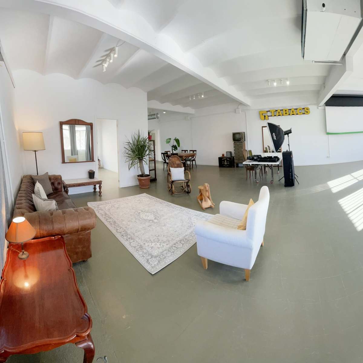 Estudio fotográfico cerrado, equipado e industrial con vistas aéreas in Barcelona Image in Hostafrancs, Barcelona, B