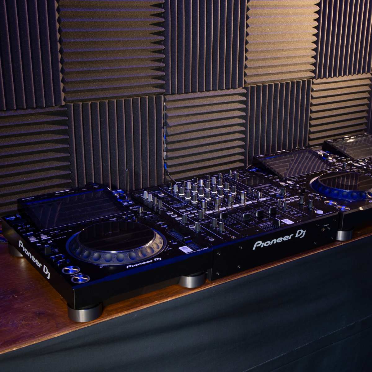 Pro DJ Studio with Streaming in Downtown Location, Toronto | Production ...