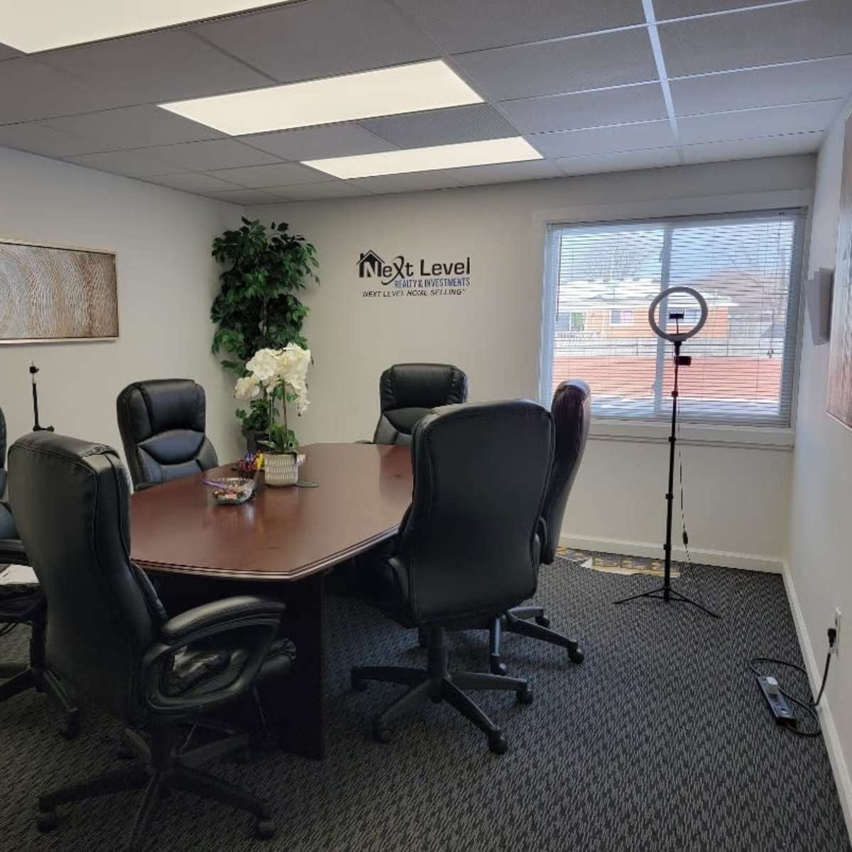 Office Space for Meetings, Content Creation, or Work Desk in Westland Image in Westland, Westland, MI