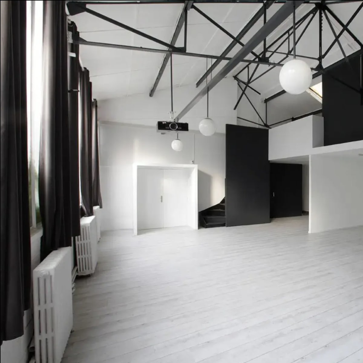Loft d’Artiste Industriel de 250 m² – Un Écrin Unique pour Vos Projets in Montreuil Image in , Montreuil, 