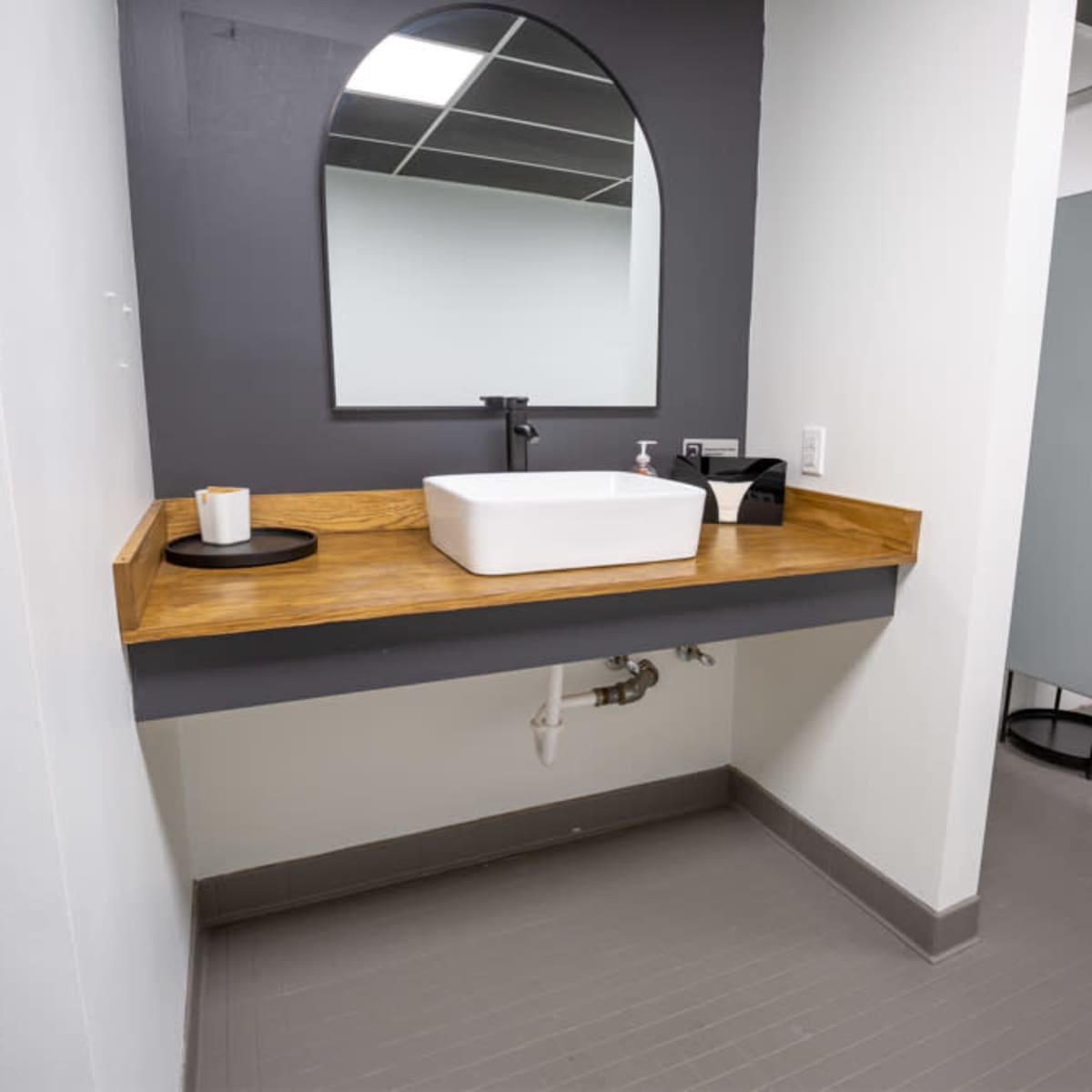 Roomy Studio near Downtown and Airport with Courtyard in Nashville Image in South Nashville, Nashville, TN