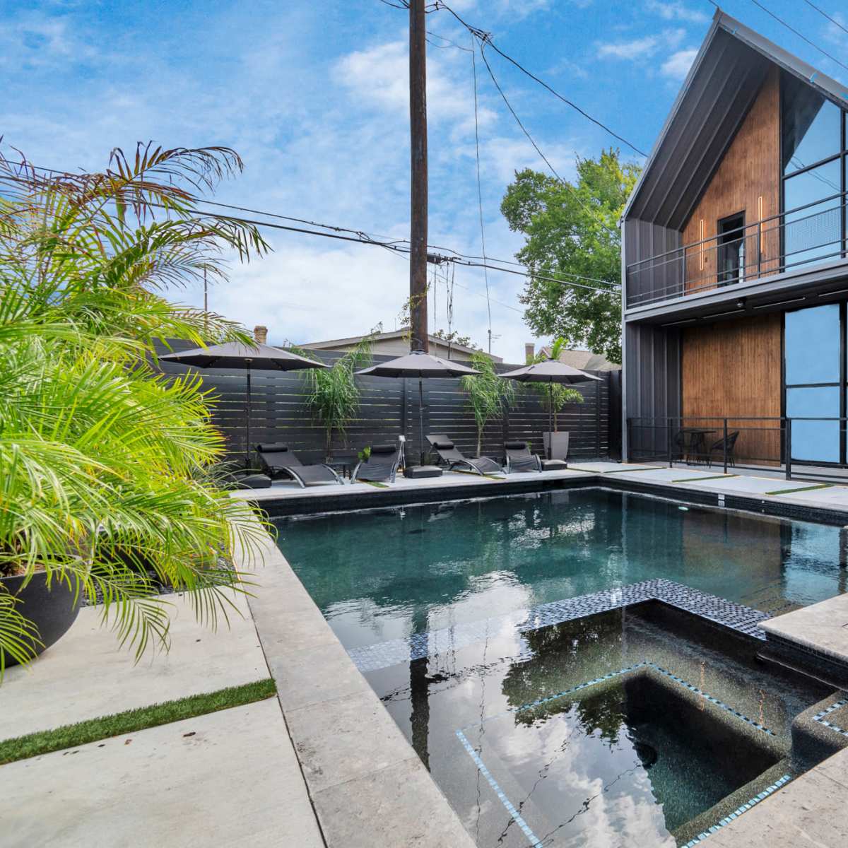 Downtown Private Oasis with Luxurious Spacious Loft in Houston Image in Greater Third Ward, Houston, TX