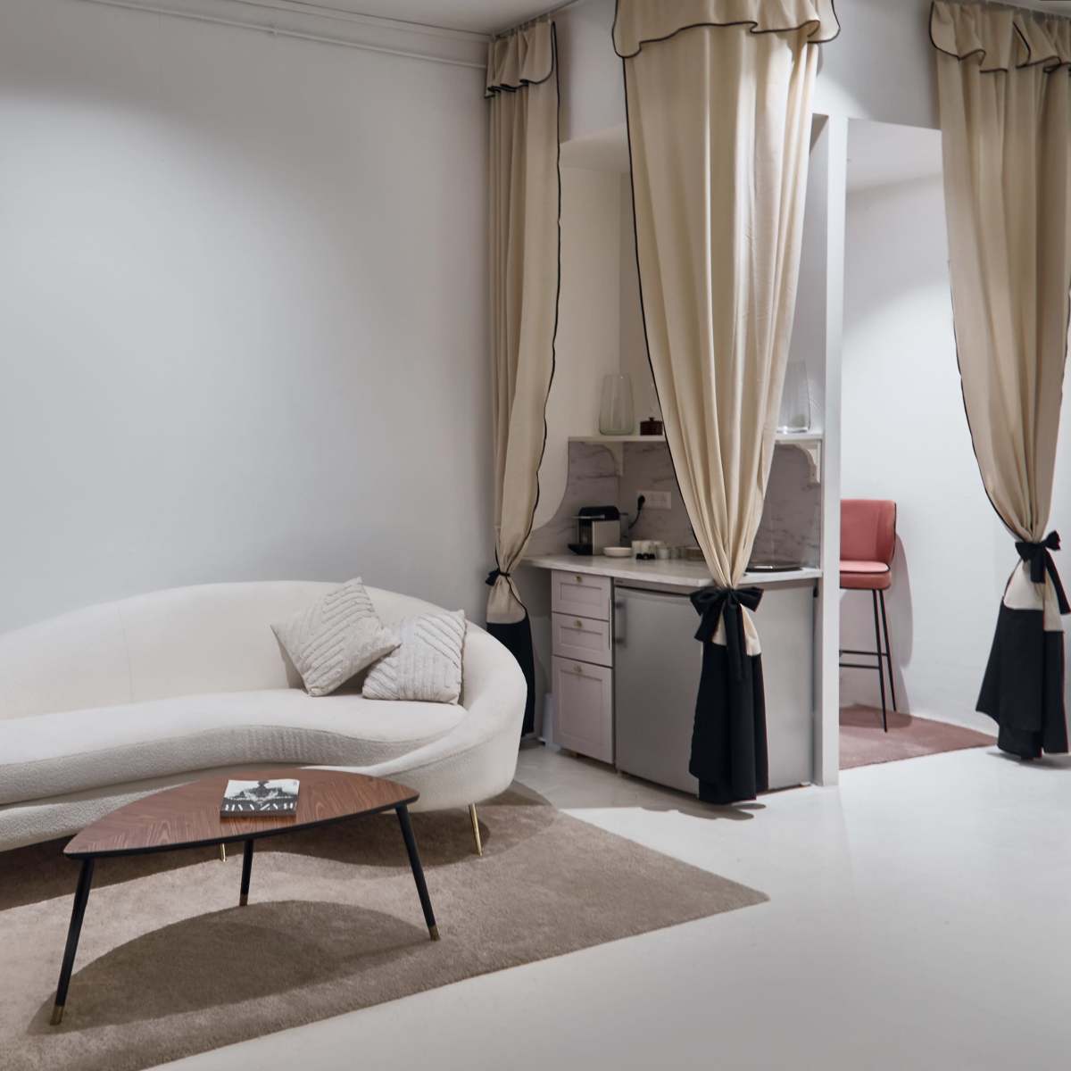 NEW! "Maestra" Studio Photo in Paris! in paris Image in Belleville, paris, 