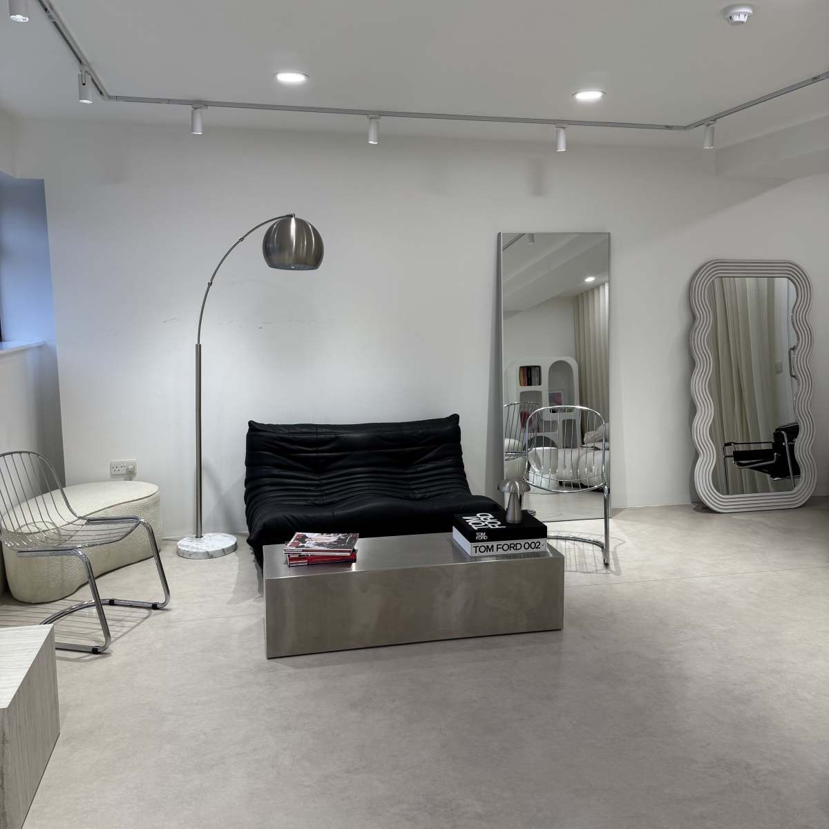 Trendy Aesthetic Decorated Studio with Adjustable Lighting Rails in London Image in Loughton Civil Parish, London, ENG