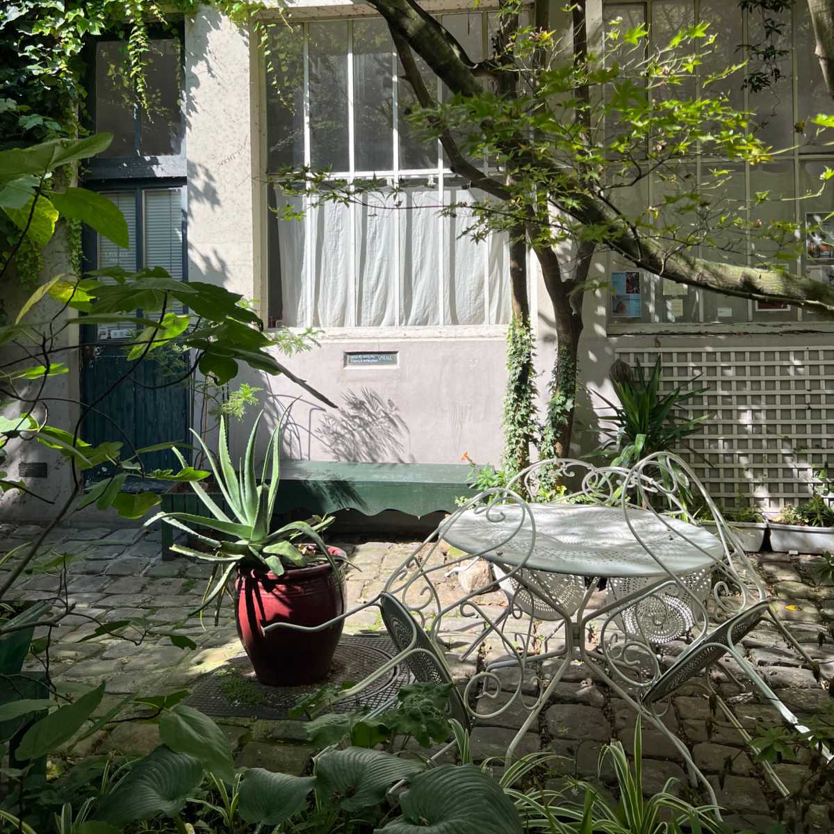 Authentique  atelier d’artiste parisien , sur le canal saint Martin in Paris Image in Porte-Saint-Martin, Paris, 